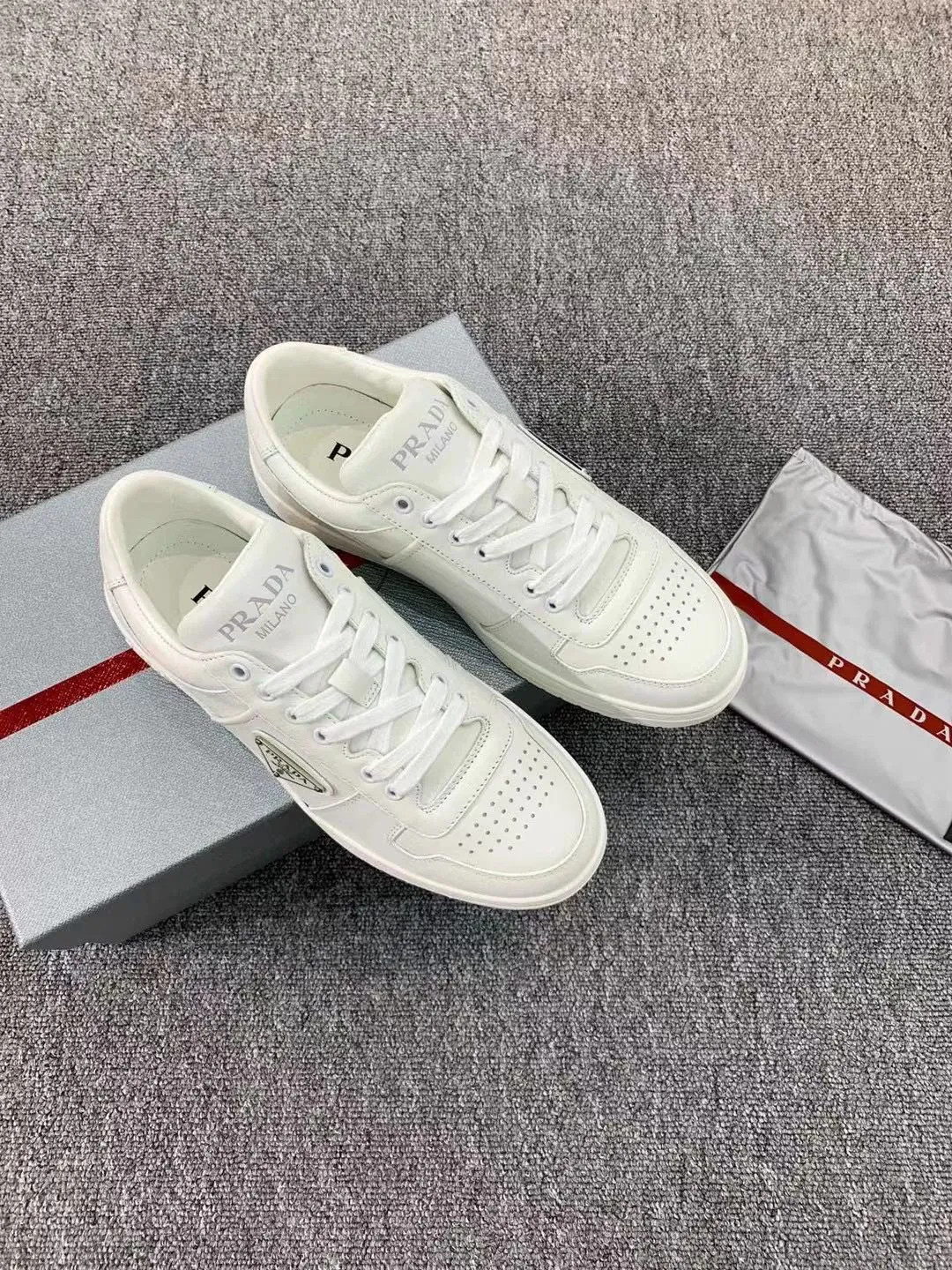 P380 Yuan 38-45 Prada Prada’s new men’s leather sports shoes, the highest version on the market, any comparison is welcome🆚! The original leather has excellent texture and is super high-end! Fetal sheep net lining imported from Italy, removable pad! Luxurious materials and fine workmanship, highly recommended!
